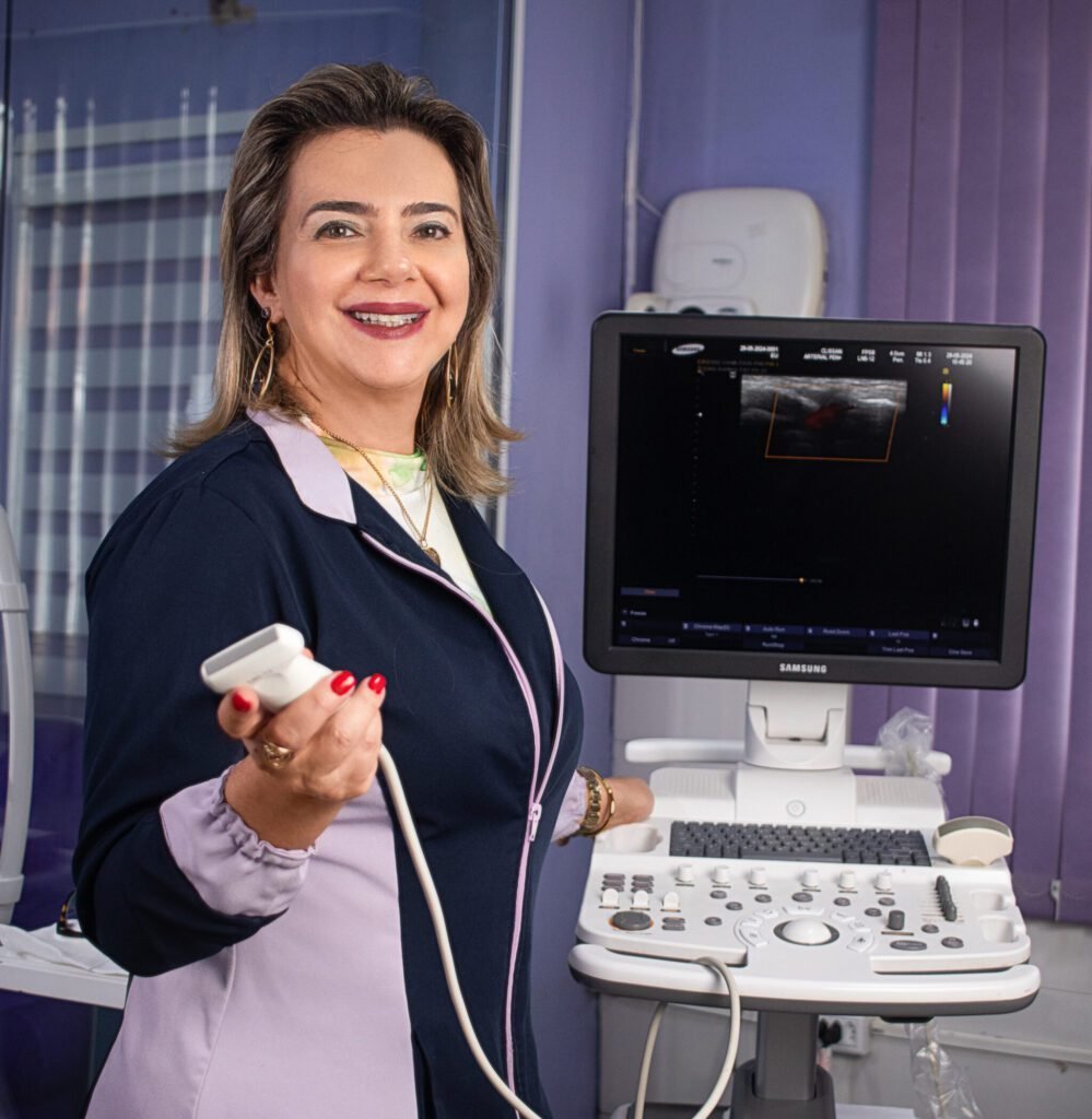 Dra. Carla com equipamento de Doppler